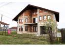 Casă nouă, impunătoare și luminoasă, construită cu griijă la detalii.