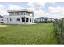 Casa perfectă pentru două generații, cu penthouse și terasă panoramică