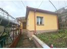 Casa solida cu gradina generoasa si pozitie retrasa