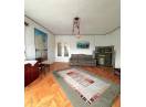 Apartament spațios cu 3 camere în casă de cărămidă, curte verde și parcare
