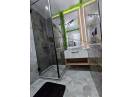 Apartament nou cu 3 camere decomandate, confort I, etaj intermediar, finisat, mobilat si utilat cu garaj sub bloc