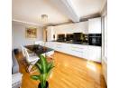 Apartament nou cu 2 camere decomandate, 82mp, etaj 1, superfinisat, mobilat si utilat, cu garaj sub bloc, in Centru