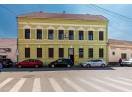 O locuință așezată între două repere ale centrului Aradului