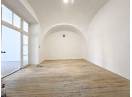 Apartament cu 2 camere de 74mp, etaj 1, cu parcare, camera inalte, in Centru