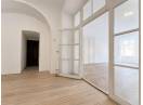 Apartament cu 2 camere de 74mp, etaj 1, cu parcare, camera inalte, in Centru