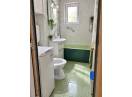 Apartament cu 3 camere, finisat, mobilat si utilat, cu geam la baie si balcon, zona Flora