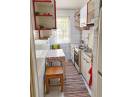 Apartament cu 3 camere, finisat, mobilat si utilat, cu geam la baie si balcon, zona Flora