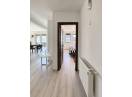 Apartament nou cu 2 camere, 55mp, etaj 2, superfinisat, mobilat si utilat, cu parcare, in Centru